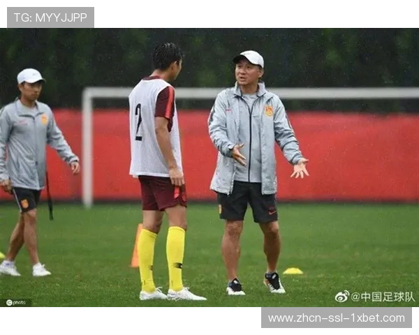 因纪律问题被内部停训的球员，被要求重新学习球队战术手册中的防守落位章节。